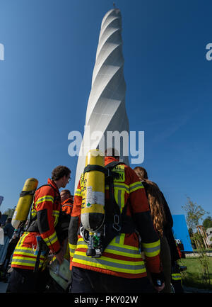 Rottweil, Deutschland. 16.September 2018. Feuerwehrmänner in vollem Outfit für Ihr Treppenhaus laufen vor dem Test Turm vorbereiten. Rund 700 Läufer an Deutschlands höchstem Treppe run gestartet, im Test Turm. Die Thyssenkrupp test Turm, im Jahr 2017 erbaute und 1390 Schritte und die höchste öffentliche Besucher Plattform in Deutschland bei 232 Meter. Foto: Daniel Maurer/dpa Quelle: dpa Picture alliance/Alamy Leben Nachrichten Quelle: dpa Picture alliance/Alamy Leben Nachrichten Quelle: dpa Picture alliance/Alamy Leben Nachrichten Quelle: dpa Picture alliance/Alamy leben Nachrichten Stockfoto