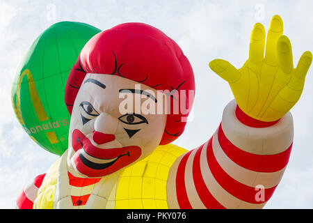 Longleat, Wiltshire, UK. 15 Sep, 2018. Perfektes Wetter für das Fliegen die Heißluftballons am Himmel Longleats Safari. Ronald McDonald spezielle Form Heißluftballon. Credit: Carolyn Jenkins/Alamy leben Nachrichten Stockfoto