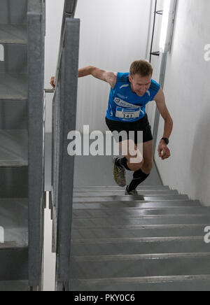 Rottweil, Deutschland. 16.September 2018. Stair runner Christian Riedl geht die Treppe hinauf in den Turm für Aufzüge, wo eine Treppe laufen zum ersten Mal gehalten wird. Rund 700 Läufer an Deutschlands höchstem Treppe run gestartet, im Test Turm. Die Thyssenkrupp test Turm, im Jahr 2017 erbaute und 1390 Schritte und die höchste öffentliche Besucher Plattform in Deutschland bei 232 Meter. Foto: Daniel Maurer/dpa Quelle: dpa Picture alliance/Alamy Leben Nachrichten Quelle: dpa Picture alliance/Alamy Leben Nachrichten Quelle: dpa Picture alliance/Alamy leben Nachrichten Stockfoto