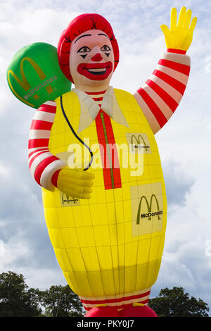 Longleat, Wiltshire, UK. 15 Sep, 2018. Perfektes Wetter für das Fliegen die Heißluftballons am Himmel Longleats Safari. Ronald McDonald spezielle Form Heißluftballon. Credit: Carolyn Jenkins/Alamy leben Nachrichten Stockfoto