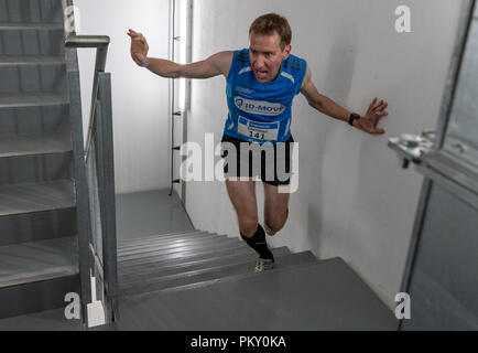 Rottweil, Deutschland. 16.September 2018. Stair runner Christian Riedl geht die Treppe hinauf in den Turm für Aufzüge, wo eine Treppe laufen zum ersten Mal gehalten wird. Rund 700 Läufer an Deutschlands höchstem Treppe run gestartet, im Test Turm. Die Thyssenkrupp test Turm, im Jahr 2017 erbaute und 1390 Schritte und die höchste öffentliche Besucher Plattform in Deutschland bei 232 Meter. Foto: Daniel Maurer/dpa Quelle: dpa Picture alliance/Alamy Leben Nachrichten Quelle: dpa Picture alliance/Alamy leben Nachrichten Stockfoto