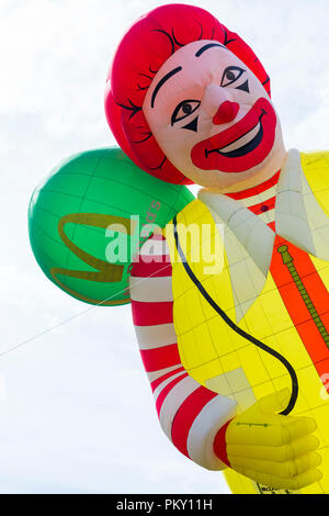 Longleat, Wiltshire, UK. 15 Sep, 2018. Perfektes Wetter für das Fliegen die Heißluftballons am Himmel Longleats Safari. Ronald McDonald spezielle Form Heißluftballon. Credit: Carolyn Jenkins/Alamy leben Nachrichten Stockfoto