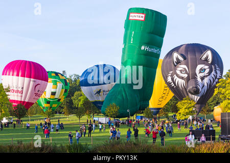 Longleat, Wiltshire, UK. 15 Sep, 2018. Perfektes Wetter für das Fliegen die Heißluftballons am Himmel Longleats Safari. Heißluftballons, darunter viele spezielle Form Luftballons, machen Sie sich bereit für den Morgen Masse Aufstieg dem Rekord mit 173 Ballons. Credit: Carolyn Jenkins/Alamy leben Nachrichten Stockfoto