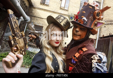 Kiew, Ukraine. 15 Sep, 2018. Ein paar tragen steampunk Kostüme während der ''VI KyivSteamCon'' Veranstaltung in Kiew gesehen. Die Steampunk Festival mit Workshops, Vorträgen, Wettbewerben, Tänzen und Vorträgen lockt Fans von subgenre Steampunk, Cosplay und Science Fiction. Credit: Pavlo Gontschar/SOPA Images/ZUMA Draht/Alamy leben Nachrichten Stockfoto