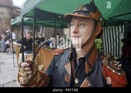 Kiew, Ukraine. 15 Sep, 2018. Ein Mann mit steampunk Kostüme während der ''VI KyivSteamCon'' Veranstaltung in Kiew gesehen. Die Steampunk Festival mit Workshops, Vorträgen, Wettbewerben, Tänzen und Vorträgen lockt Fans von subgenre Steampunk, Cosplay und Science Fiction. Credit: Pavlo Gontschar/SOPA Images/ZUMA Draht/Alamy leben Nachrichten Stockfoto