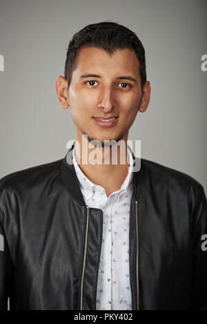 Lächelnd arabischen jungen Mann in der beiläufigen Tuch Outfit Stockfoto