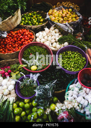 Herbst Ernte von frischem Bio-gemüse auf Verkauf am Marktstand - bunte Schüsseln mit Tomaten, Bohnen, Chili, Knoblauch, Champignons, Limonen und Äpfel Stockfoto