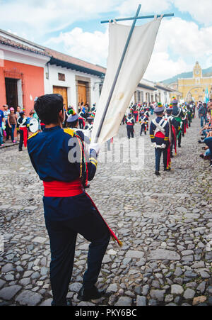Junge trägt Fahne Flagge als Teil einer Marsch Parade für Dia de la Independencia 2018 (Tag der Unabhängigkeit) in Antigua Guatemala Stockfoto