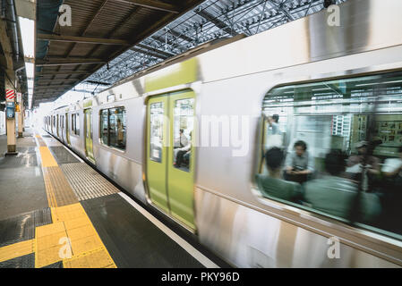 Tokio/Japan - Juni 22, 2018: Abstract blur Blick auf Menschen für Zug warten in Tokio, Japan Stockfoto