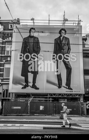 Reklametafeln Hugo Boss in Amsterdam Die Niederlande 2018 in Schwarz und Weiß Stockfoto