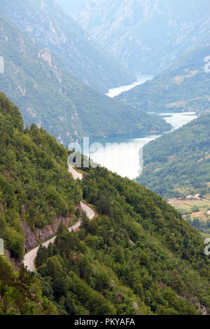 Straße serpetine auf der Tara Berglandschaft Stockfoto