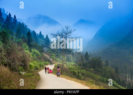 Hmong Kinder in den Bergen von Dong Van, Provinz Ha Giang, Vietnam Stockfoto