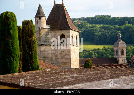 Auf der Dachterrasse und die umliegende Landschaft der Eglise Notre Dame du Puy in Figeac Frankreich Stockfoto