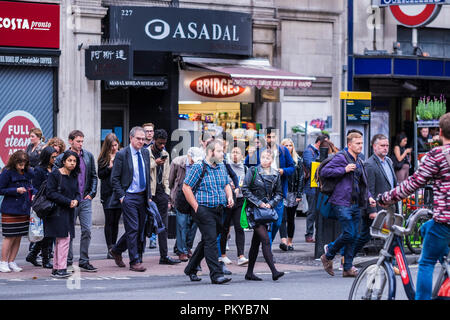 Morgen Pendler die Straße überqueren, Holborn, London, England, Großbritannien Stockfoto