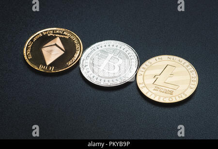 Cryptocurrency litecoin, Silber Bitcoin, des Astraleums auf schwarzem Hintergrund rauh, Digitale cryto Währungen. Virtuelles Geld Stockfoto