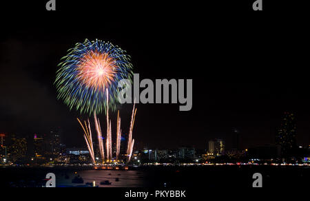 Feuerwerk erforscht über Stadtbild in der Nacht im Hafen im Pattaya. Urlaub festliche Feier Hintergrund Stockfoto