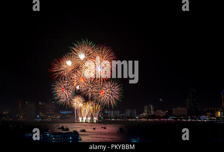 Feuerwerk erforscht über Stadtbild in der Nacht im Hafen im Pattaya. Urlaub festliche Feier Hintergrund Stockfoto