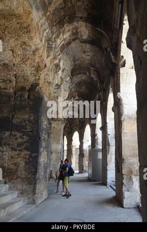 Nîmes, eine historische Stadt im Süden Niederlandes: Ansicht der römischen Arena (Amphitheater) Stockfoto