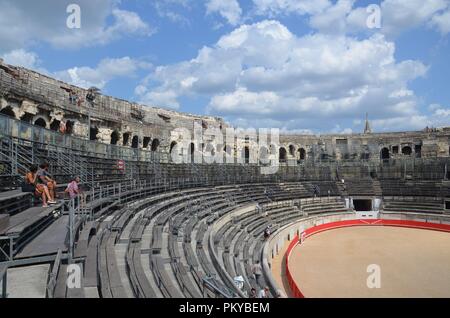 Nîmes, eine historische Stadt im Süden Niederlandes: Ansicht der römischen Arena (Amphitheater) Stockfoto