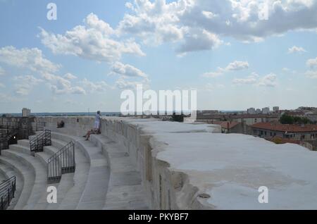 Nîmes, eine historische Stadt im Süden Niederlandes: Ansicht der römischen Arena (Amphitheater) Stockfoto