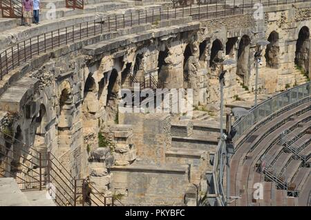 Nîmes, eine historische Stadt im Süden Niederlandes: Ansicht der römischen Arena (Amphitheater) Stockfoto