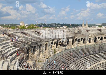 Nîmes, eine historische Stadt im Süden Niederlandes: Ansicht der römischen Arena (Amphitheater) Stockfoto