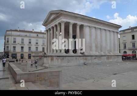 Nîmes, eine historische Stadt im Süden Niederlandes: Der römische Tempel Maison Carrée Stockfoto