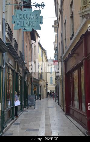 Nîmes, eine historische Stadt im Süden Niederlandes: Altstadtgasse Stockfoto