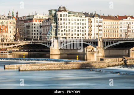 Ein Blick über die Moldau in die Neustadt von Prag und der Tanzenden Haus Stockfoto