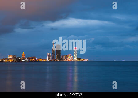 Panoramablick auf den nachts beleuchteten Gebäuden in Batumi, Georgien Stockfoto