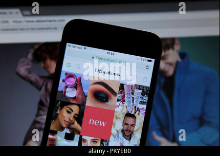 Debenhams Website auf einem Telefon und Website Stockfoto