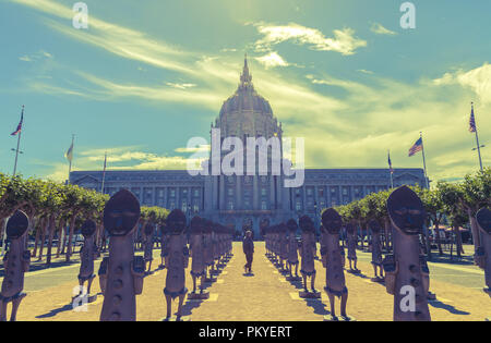 Unsichtbarer Mann und die Maske des Schwarzseins Skulpturen aus Graphit aus Zak Ové Rathaus in San Francisco, Kalifornien, USA Stockfoto