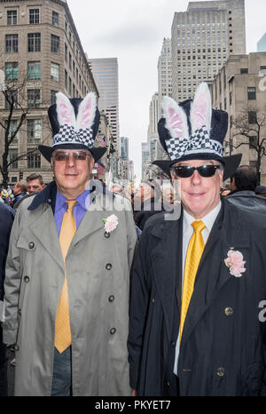 New York, NY, USA - April 1, 2018: Nicht identifizierte Personen in Kostümen teilnehmen 2018 New York Ostern Parade und Motorhaube Festival auf der 5th Avenue, Manhattan Nea Stockfoto