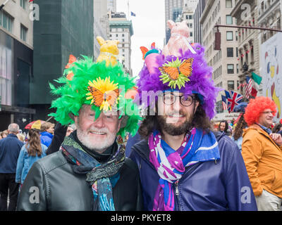 New York, NY, USA - April 1, 2018: Nicht identifizierte Personen in Kostümen teilnehmen 2018 New York Ostern Parade und Motorhaube Festival auf der 5th Avenue, Manhattan Nea Stockfoto