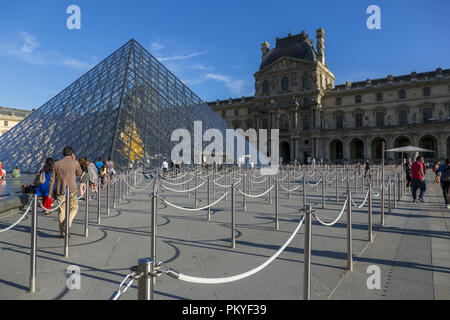 Paris, Frankreich, 04. Juli 2018: Blick auf den Platz vor der Louvre-pyramide in Paris. Stockfoto