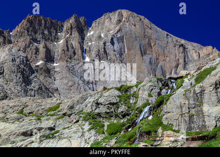 Longs Peak und Wasserfall auf blauem Himmel Tag im Rocky Mountain National Park, Colorado Stockfoto