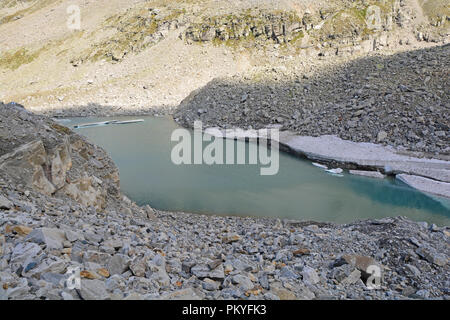 Eisberge aus einem Gletscher gebrochen in einem Gletschersee auf die Berge wie das Klima erwärmt. Stockfoto