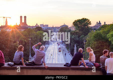 München, München: Blick vom Maximilianeum (Sitz des Landtags von Bayern) zu street Maximilianstraße und Altstadt mit Kirche Frauenkirche, Oberbayern, bis Stockfoto