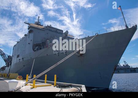 180915-N-GX 781-0040 Mayport, Fla (Sep. 15, 2018) Das whidbey Island-Class Dock Landung Schiff USS Gunston Hall (LSD 44) Naval Station Mayport Florida für einen geplanten Hafen besuchen Sie günstig ist. Das Schiff ist auf die Bereitstellung unterstützen, Südsee, das ist eine jährliche gemeinsame Bereitstellung in der US Southern Command Verantwortungsbereich, wo eine Aufgabengruppe bereitstellen werden eine Vielzahl von Übungen und multinationalen Austausch durchzuführen, die Interoperabilität zu verbessern, die regionale Stabilität zu erhöhen, und bauen und regionale Beziehungen mit den Ländern der Region durch gemeinsame, multinationalen beibehalten Stockfoto