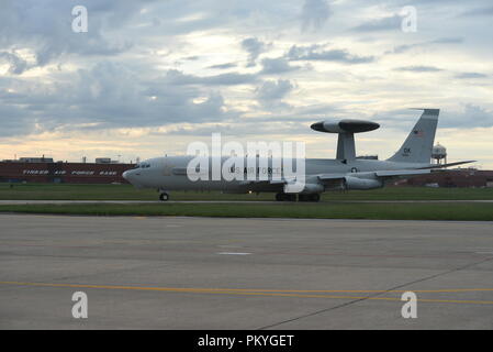 Eine E-3G Airborne Warnung und Steuerung Flugzeuge der 552Nd Air Control Flügel, Airborne 960th Air Control Squadron, Taxis für eine Mission zur Unterstützung der Reaktion auf den Hurrikan Florence Sept. 15, 2018, Tinker Air Force Base, Oklahoma. Die AWACS-wird Air Control und de-confliction Service entlang der Ostküste der Vereinigten Staaten, da sie die Überwachung und Kontrolle des Luftraums als lokale, staatliche und föderale Vermögenswerte bewegen sich in dem Bereich Rescue & Recovery Operationen durchzuführen. (U.S. Air Force Foto/Greg L. Davis) Stockfoto