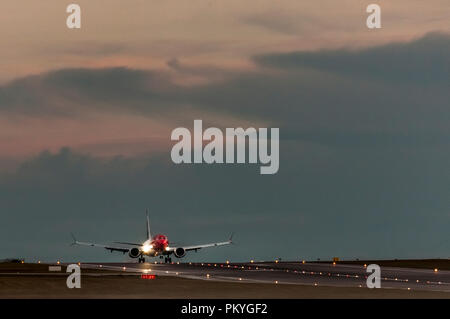 Cork, Irland, 29. März 2018. Eine norwegische Air Boeing 737 schaltet sich am Ende der Start- und Landebahn nach einem transatlantischen Flug von Boston in den Vereinigten Sta Stockfoto