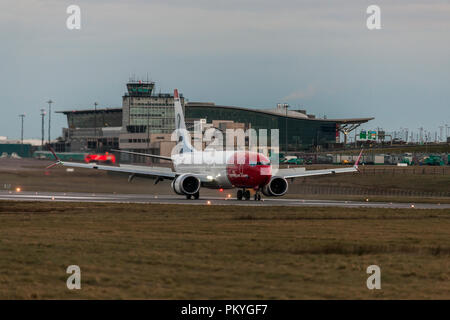 Cork, Irland, 29. März 2018. Eine norwegische Air Boeing 737 schaltet sich am Ende der Start- und Landebahn nach einem transatlantischen Flug von Boston in den Vereinigten Sta Stockfoto