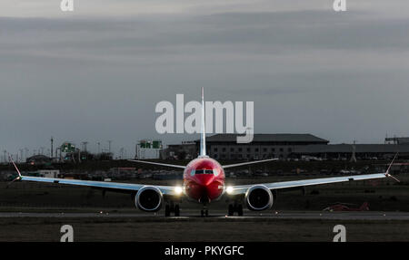 Cork, Irland, 29. März 2018. Eine norwegische Air Boeing 737 schaltet sich am Ende der Start- und Landebahn nach einem transatlantischen Flug von Boston in den Vereinigten Sta Stockfoto