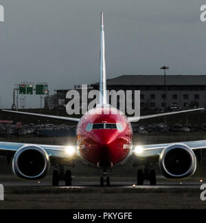 Cork, Irland, 29. März 2018. Eine norwegische Air Boeing 737 schaltet sich am Ende der Start- und Landebahn nach einem transatlantischen Flug von Boston in den Vereinigten Sta Stockfoto