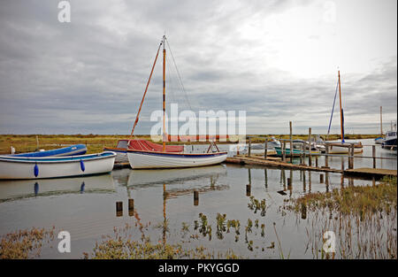 Ein Blick auf die Salzwiesen und eine Flutwelle Creek mit angelegten Boote auf dem North Norfolk Coast at Morston, Norfolk, England, Vereinigtes Königreich, Europa. Stockfoto