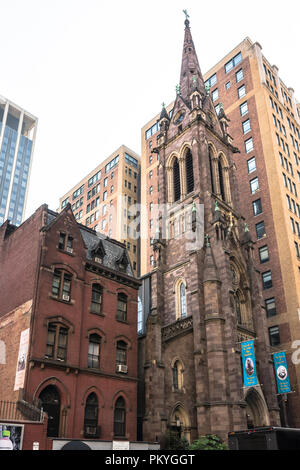 Manhattan, New York City, USA - 29. Juni 2018: Hl. Johannes der Täufer Kirche bei W 30th Street Stockfoto