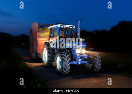 1991 Ford 7810 Generation 3 Traktor mit Teagle 8 Tonnen Anhänger von einem Landwirt carting Silage auf einer Molkerei in der englischen Landschaft verwendet werden Stockfoto