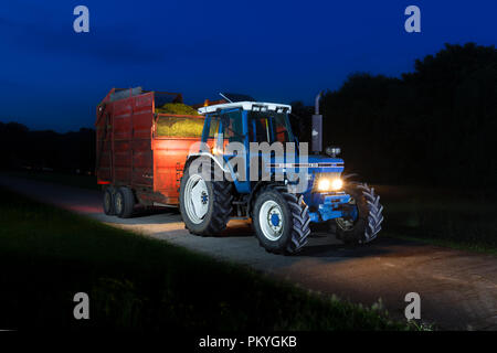 1991 Ford 7810 Generation 3 Traktor mit Teagle 8 Tonnen Anhänger von einem Landwirt carting Silage auf einer Molkerei in der englischen Landschaft verwendet werden Stockfoto