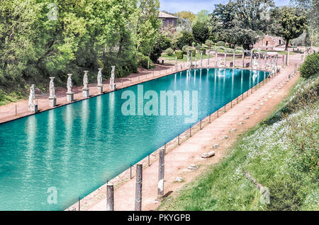 Die alten Pool aufgerufen, Canopus, durch die griechischen Skulpturen in der Villa Adriana (die Hadriansvilla), Tivoli, Italien umgeben Stockfoto