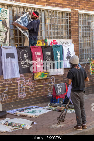 Johannesburg, Südafrika - Unbekannter Bewohner über ihr tägliches Leben in der historischen Vorstadt Jeppestown im Maboneng Precinct gehen Stockfoto